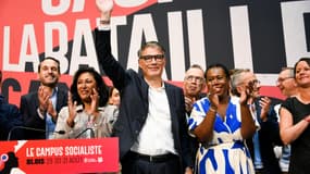 Le secrétaire national du PS, Olivier Faure, et plusieurs élus socialistes le 31 août 2024 à Blois 