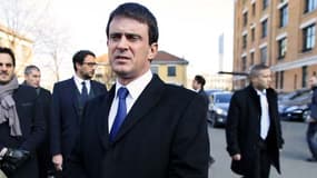 Manuel Valls après l’accident de voiture sur le périphérique à Paris qui a entraîné la mort de deux policiers le 21 février 2013.