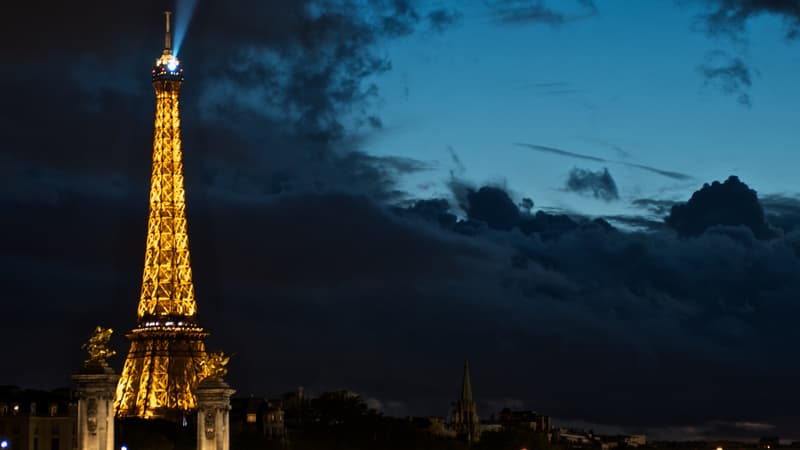 La tour Eiffel par mauvais temps.