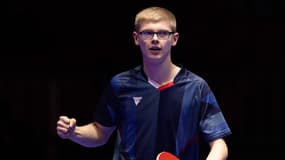 Felix Lebrun face au Danois Anders Lind aux championnats du monde de tennis de table par équipes, le 16 février 2024