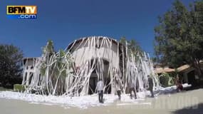 Roman Atwood récidive en décorant une maison avec du papier toilette