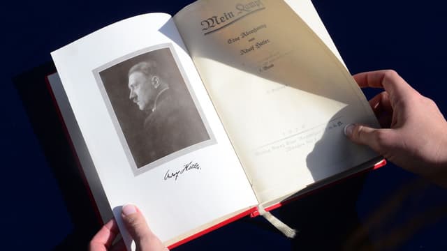 Une copie de Mein Kampf, signée d'Adolf Hitler.