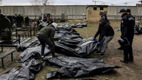 Des sacs mortuaires de civils tués à Boutcha, alignés dans un cimetière, le 5 avril 2022, au nord de Kiev, en Ukraine