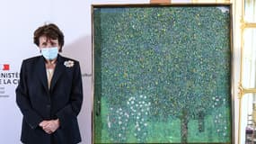 La ministre de la Culture Roselyne Bachelot, à côté du tableau "Rosier sous les arbres", de Gustav Klimt.