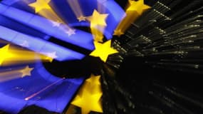 La France et l'Allemagne sont déterminées à tout faire pour protéger la zone euro, assurent François Hollande et Angela Merkel, dans un communiqué commun diffusé vendredi. /Photo prise le 29 février 2012/REUTERS/Alex Domanski