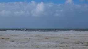 Un homme marche sur la plage de Norte à Nazaré, le 3 novembre 2023.