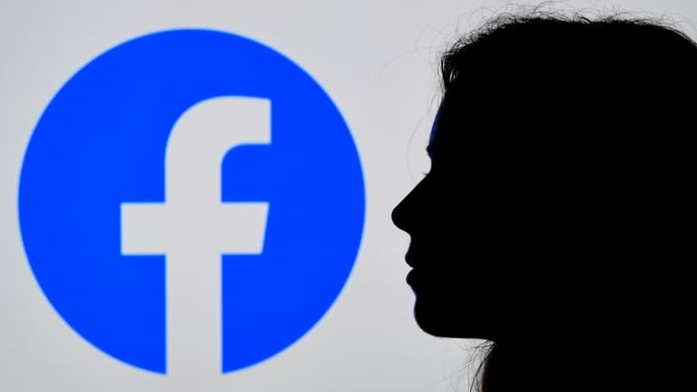 Une passante devant le logo de Facebook, à Arlington aux Etats-Unis le 17 août 2021