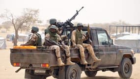 Des soldats nigériens le 13 mars 2015 en patrouille dans le camp de Kabalewa qui a accueilli des réfugiés ayant fuit des régions du Nigeria contrôlées par Boko Haram