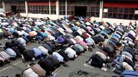 Plus de 2.000 fidèles se sont pressés vendredi dans une ancienne caserne du nord de Paris transformée en mosquée pour accueillir les musulmans qui prient habituellement dans les rues du quartier parisien de la Goutte d'Or. /Photo prise le 16 septembre 201