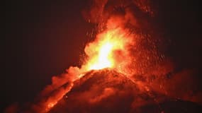 Éruption du volcan Fuego vue depuis Alotenango, département de Sacatepequez, à quelque 65 kilomètres au sud-ouest de la ville de Guatemala, le 10 mars 2025. 
