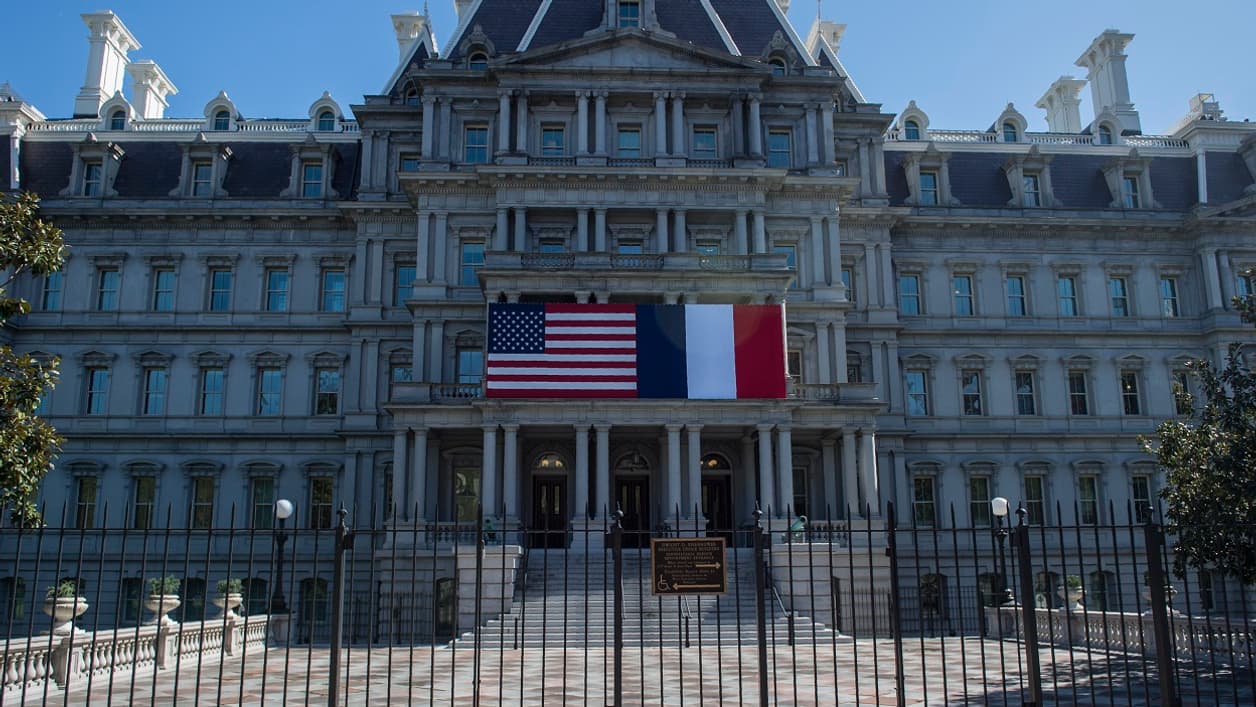 Les drapeaux français et américains sur le bâtiment du bureau exécutif de Wahsington DC Les drapeaux français et américains sur le bâtiment du bureau exécutif de Wahsington DC
