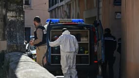 Evacuation du corps d'Aurélie Vaquier découvert dissimulé sous du béton au domicile de son compagnon à Bédarieux, dans l'Hérault le 7 Avril 2020. Son compagnon a été mis en examen et écroué vendredi 10 avril 2021 