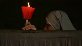 Une religieuse porte une bougie au Colisée de Rome, le 15 avril 2022 (illustration)