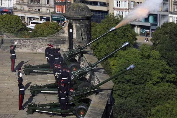 Le salut royal est tiré au château d'Édimbourg par le 105e régiment de l'artillerie royale, à l'occasion de la proclamation du roi Charles III, à Édimbourg, en Écosse, le 10 septembre 2022.