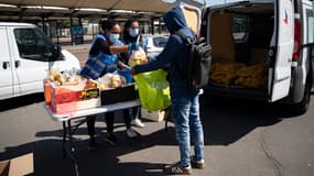Distribution alimentaire du Secours Populaire à Saint-Denis, le 6 mai 2020