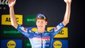 Paul Magnier sur le podium de la classique de Hambourg, le 17 août 2025