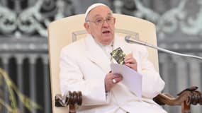 Le pape François portant le Nouveau Testament qui appartenait à un jeune soldat ukrainien tué au combat, le 3 avril 2024 au Vatican.