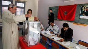 Bureau de vote à Casablanca. Le parti islamiste modéré Justice et Développement (PJD) a remporté les élections législatives organisées vendredi au Maroc en obtenant 107 des 395 sièges à pouvoir, selon les résultats officiels définitifs publiés dimanche. /