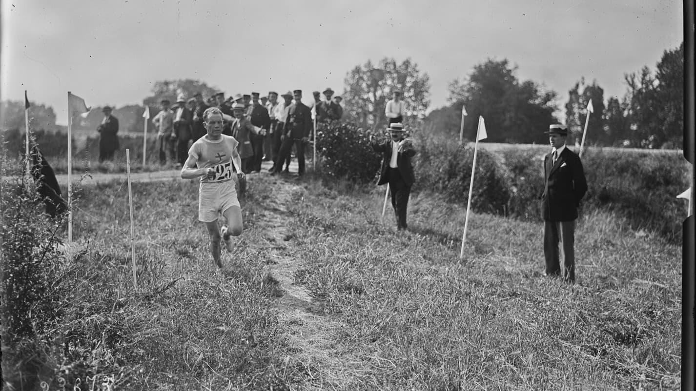 Le Finlandais Paavo Nurmi lors de l'épreuve du 10 kilomètres aux Jeux olympiques de 1924.