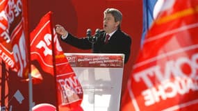 Jean-Luc Mélenchon en meeting à Grigny, près de Paris. Dénonçant la stigmatisation des banlieues, le candidat du Front de gauche a appelé dimanche leurs habitants à prendre place dans son mouvement, hissé dans un sondage publié dimanche en troisième posit