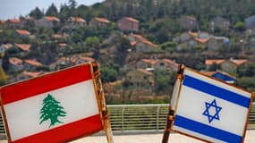 Une photo prise le 5 août 2021 depuis la ville de Metula, dans le nord d'Israël, près de la frontière avec le Liban, montre les drapeaux du Liban et d'Israël. 