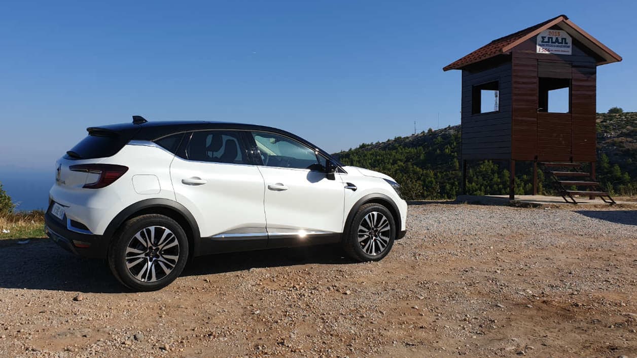 Les petits SUV grandissent. Avec 11 cm de plus en longueur, le Captur rejoint la dimension du Volkswagen T-Roc, à 4,23 mètres. Il reste cependant loin du nouveau Peugeot 2008, qui mesure désormais 4,30m. Les petits SUV grandissent. Avec 11 cm de plus en longueur, le Captur rejoint la dimension du Volkswagen T-Roc, à 4,23 mètres. Il reste cependant loin du nouveau Peugeot 2008, qui mesure désormais 4,30m.