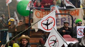 Des milliers de personnes ont participé samedi à un grand rassemblement contre le projet d'aéroport de Nantes, à Notre-Dame-des-Landes (Loire-Atlantique). /Photo prise le 17 novembre 2012/REUTERS/Stéphane Mahé