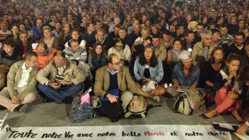 Encadrés par de nombreux policiers les "Veilleurs" entame une veillée à base de chants scouts.