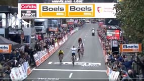 Julian Alaphilippe se faisant dépasser par Primoz Roglic
