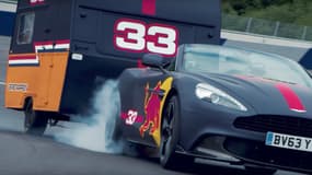 Les deux pilotes de l’écurie de Formule 1 de Red Bull Daniel Ricciardo et Max Verstappen au volant d'Aston Martin Vanquish Volante, sur circuit, avec des caravanes.