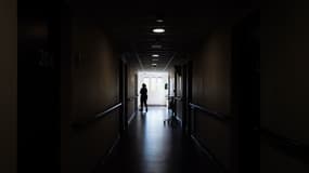 Un patient dans un couloir de la clinique Le Gouz, établissement de santé mentale, en Saône-et-Loire, le 1er avril 2021
