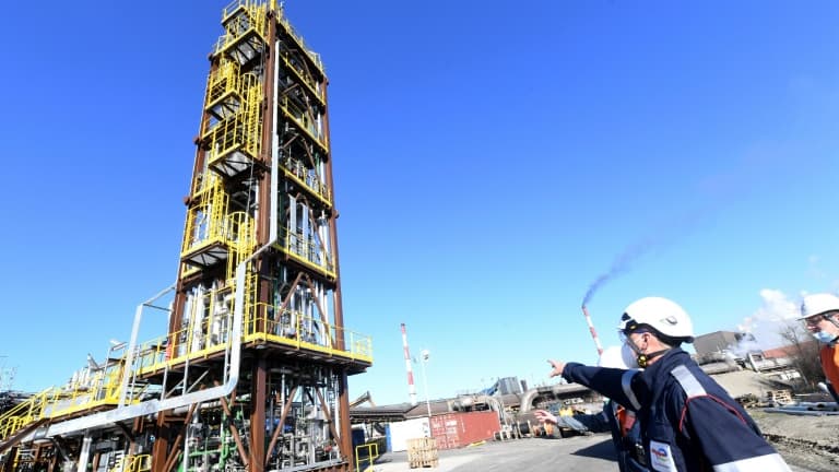 Des employés dans l'enceinte de l'aciérie ArcelorMittal sur son site de Dunkerque, dans le nord de la France, le 11 février 2022.