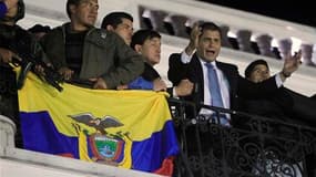 Rafael Correa devant ses partisans, à Quito. L'armée équatorienne a pris d'assaut, tard jeudi soir, l'hôpital de Quito où était réfugié le chef de l'Etat, lui permettant d'en sortir pour regagner le palais présidentiel. /Photo prise le 1er octobre 2010/ R