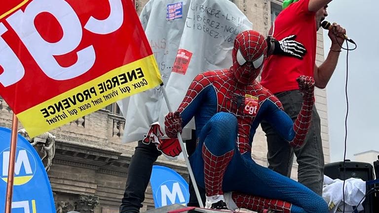 De nombreux manifestants défilent dans les rues de Marseille ce jeudi.