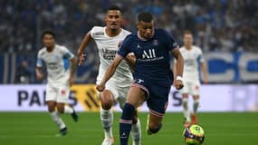 L'attaquant du Paris Sg Kylian Mbappé tente de prendre de vitesse le défenseur de l'OM William Saliba, le 24 octobre 2021 au Vélodrome
