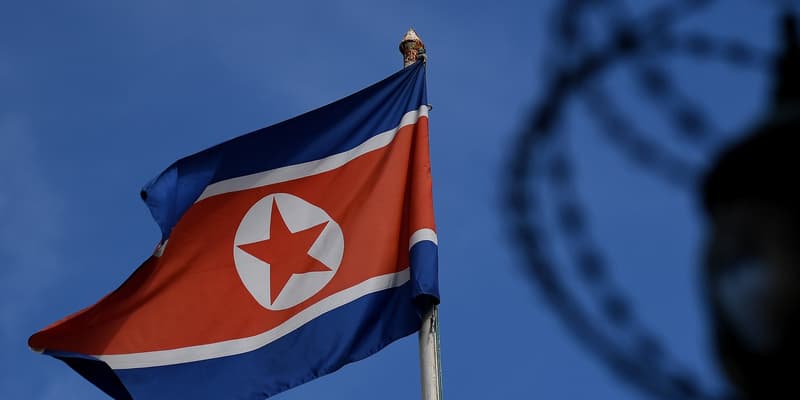 Le drapeau nord-coréen à l'ambassade de Corée du Nord à Kuala Lumpur, en Malaisie, le 27 mars 2017.