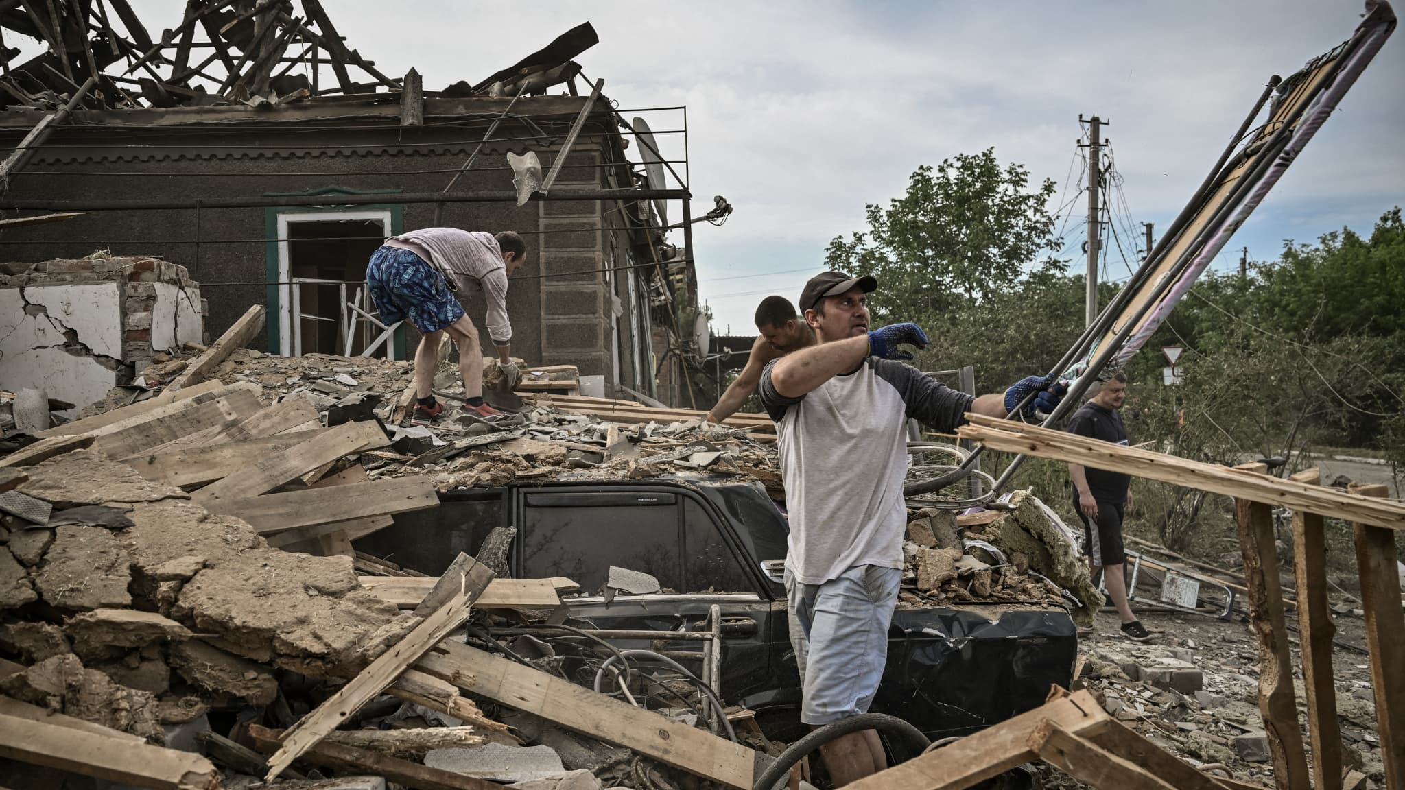 Des habitants déblayent une maison frappée par un missile à Druzhkivka, dans le Donbass, en Ukraine, le 5 juin 2022 Des habitants déblayent une maison frappée par un missile à Druzhkivka, dans le Donbass, en Ukraine, le 5 juin 2022