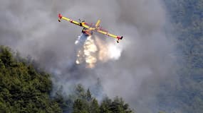 Un Canadair intervient au-dessus d'un incendie en Corse le 03 août 2017 (image d'illustration)