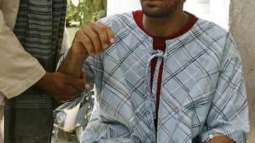 Blessé soigné dans un hôpital de Kandahar. Quarante personnes au moins ont été tuées et 77 autres blessées dans un attentat suicide commis mercredi soir pendant un mariage dans le sud de l'Afghanistan, bastion des taliban. /Photo prise le 10 juin 2010/REU