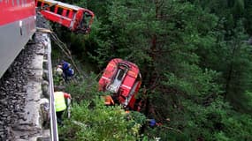 Plus de 200 personnes se trouvaient à bord d'un train qui a déraillé mercredi en Suisse à cause d'un glissement de terrain.