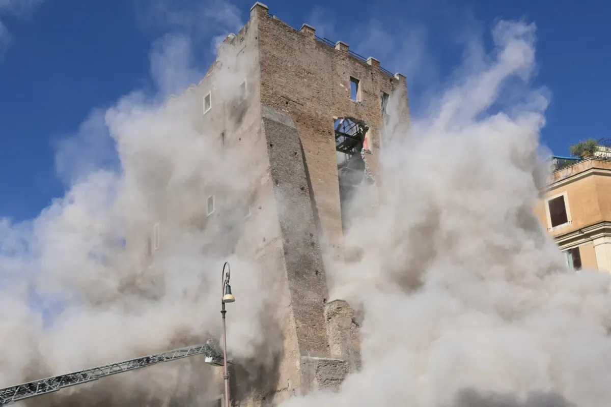 Les Images De L effondrement Mortel D une Tour M di vale En R novation les-images-de-l-effondrement-mortel-d-une-tour-m-di-vale-en-r-novation