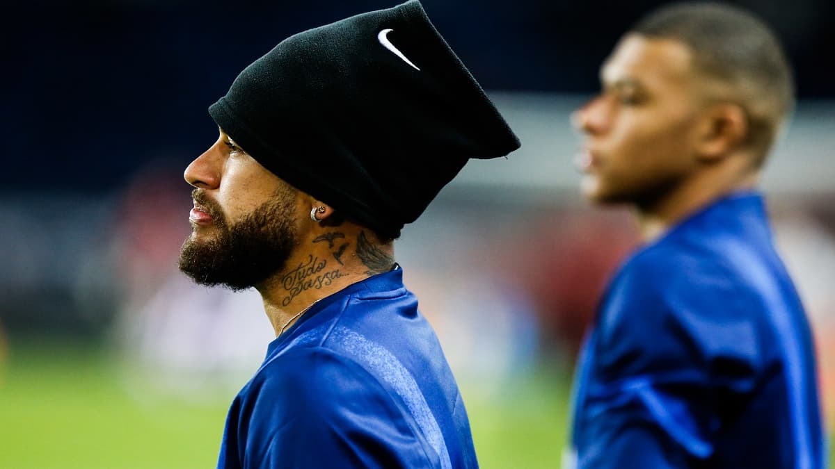 Neymar (premier plan) ne cotise pas en France quand Kylian Mbappé continuera de le faire s'il part un jour en Espagne Neymar (premier plan) ne cotise pas en France quand Kylian Mbappé continuera de le faire s'il part un jour en Espagne