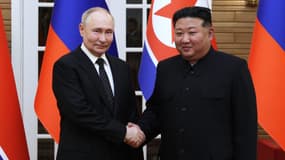 Sur cette photo de famille diffusée par l'agence d'État russe Sputnik, le dirigeant nord-coréen Kim Jong Un (à droite) et le président russe Vladimir Poutine se serrent la main après une cérémonie de bienvenue sur la place Kim Il Sung à Pyongyang, le 19 juin 2024.