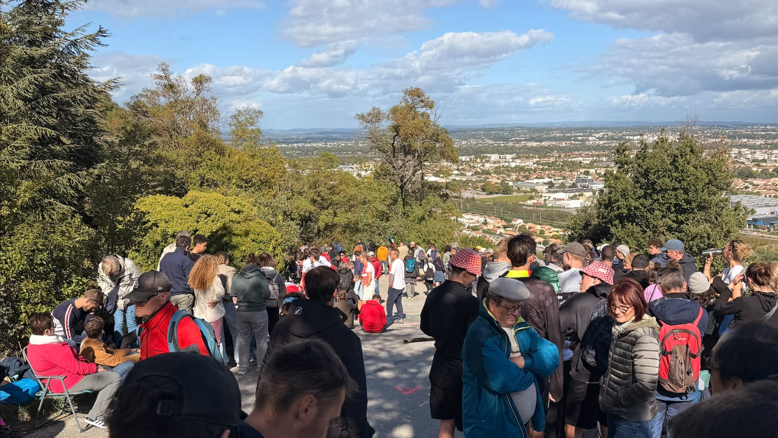 La foule est présente dans l'ascension du Val d'Enfer sur les championnats d'Europe de cyclisme sur route 2025