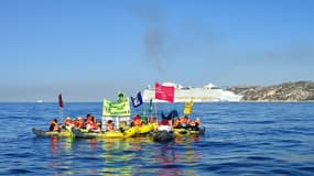 Des canoës bloquant l'entrée du port de Marseille le 14 juin 2022. 