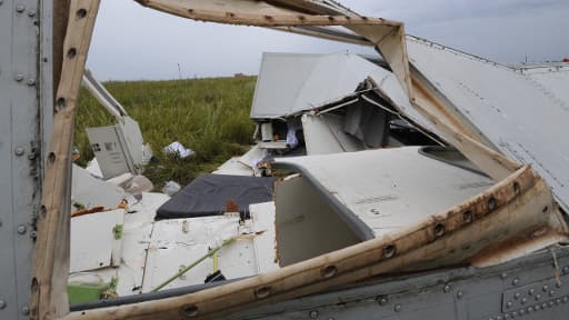 Les débris de l'avion MH17 de Malaysia Airlines à Chakhtarsk, dans l'est de l'Ukraine, le 18 juillet 2014.