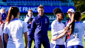 Hervé Renard pendant un entraînement des Bleues en avril 2023