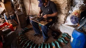 Des dizaines d'artisans de la localité travaillent dans des ateliers rudimentaires pour fabriquer les huaraches à la main.
