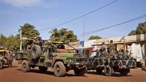 Militaires français dans les rues de Markala, entre la capitale malienne Bamako et la ville de Mopti. Près de deux Français sur trois (63%) sont favorables à l'intervention militaire de la France au Mali, selon un sondage Harris Interactive. /Photo prise