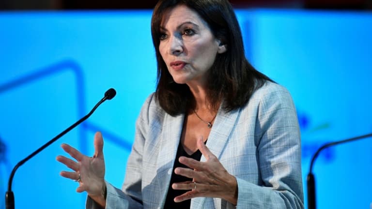 Anne Hidalgo, maire de Paris et candidate à l'élection présidentielle 2022 lors d'un sommet organisé par la Federation Francaise du Batiment - FFB à Paris le 21 octobre 2021